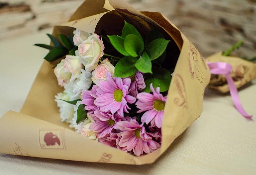 Букет цветов из: Розы и Хризантемы в Индустрие