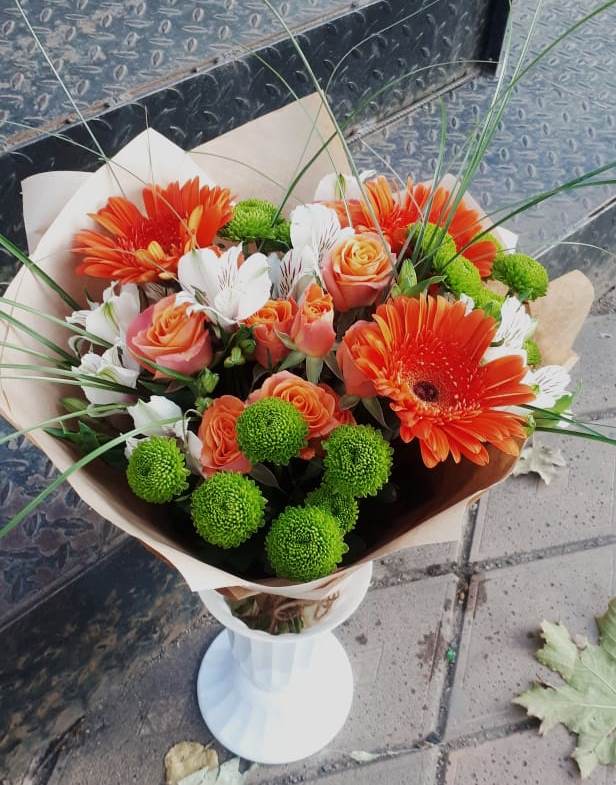 Букет цветов из: Герберы, Хризантемы, Альстромерии и Розы в Индустрие