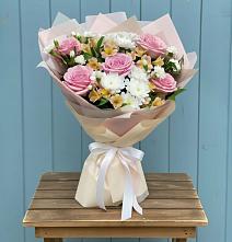 Букет цветов из:  Гвоздики, Орхидеи и Розы в Индустрие