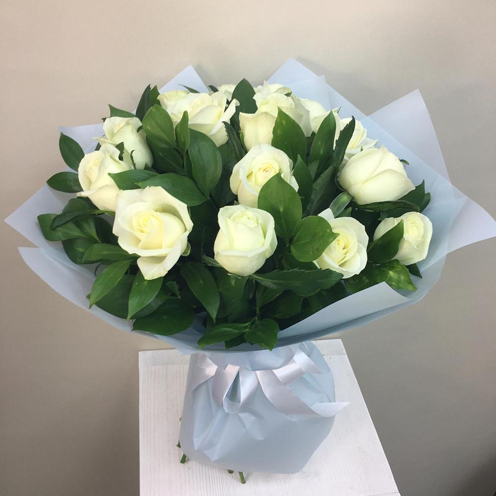 Букет 15 Белых роз Проуд в Индустрие