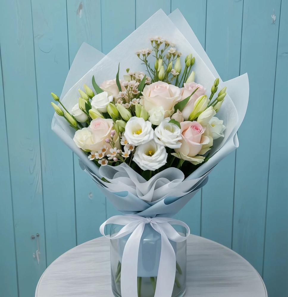 Букет цветов из: Розы и Лизиантусы в Индустрие