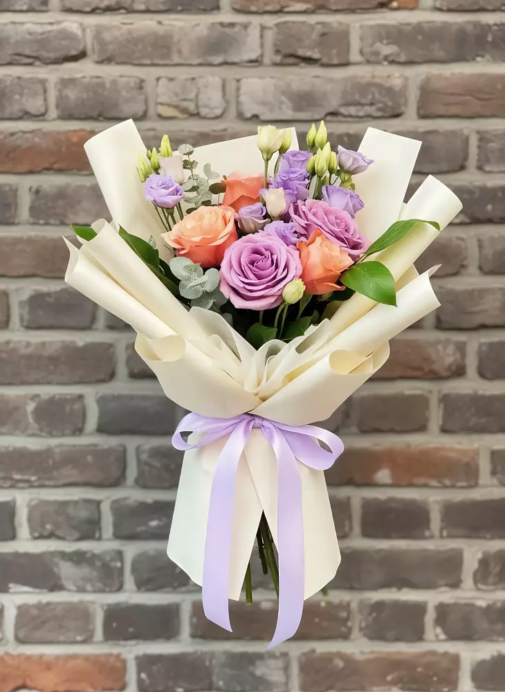 Букет цветов из: Лизиантусы и Розы в Индустрие