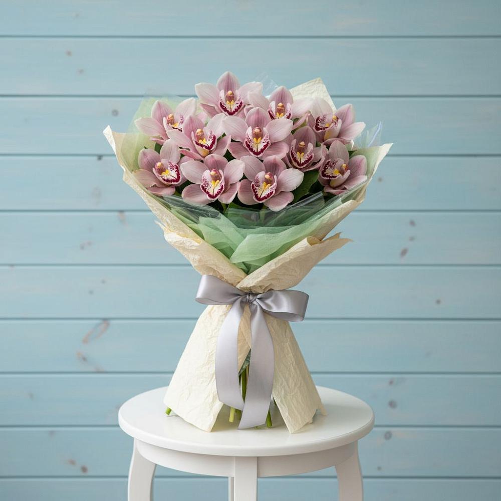 Букет цветов из: Орхидеи и Розы в Индустрие