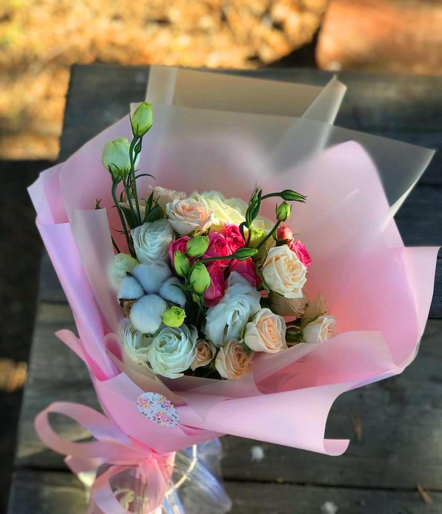 Букет цветов из: Розы и Лизиантусы в Индустрие