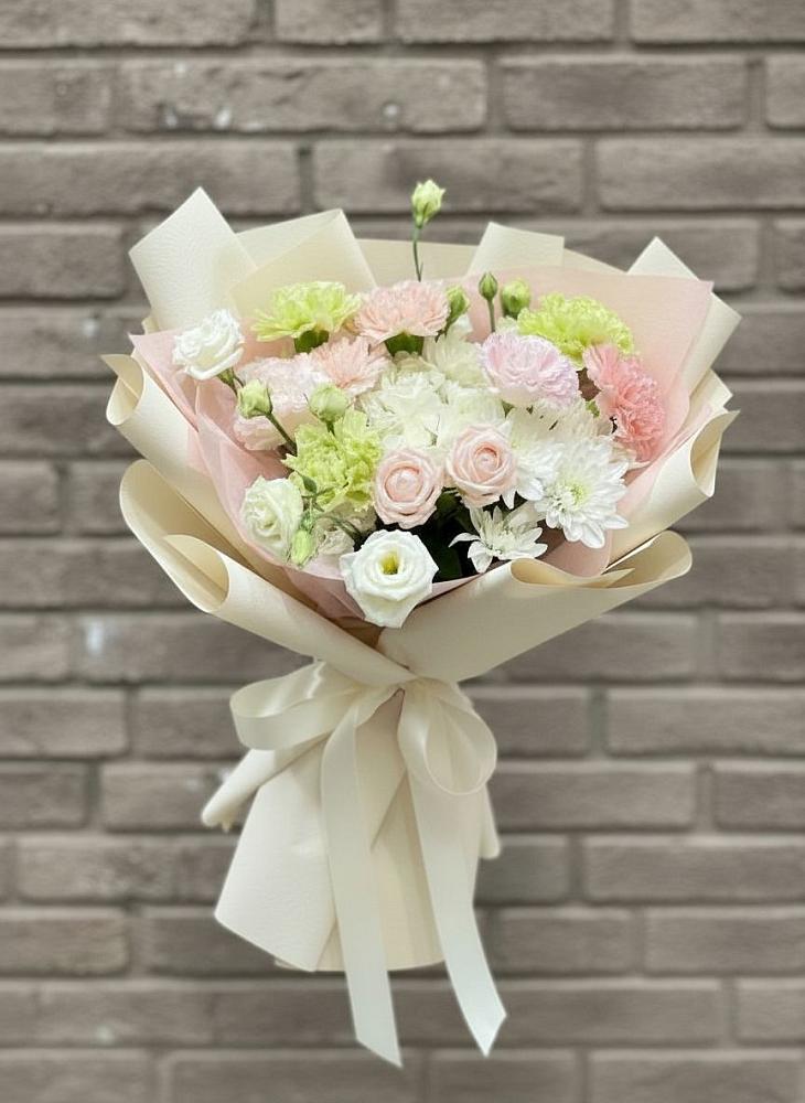 Букет цветов из: Гвоздики, Розы, Лизиантусы и Хризантемы в Индустрие