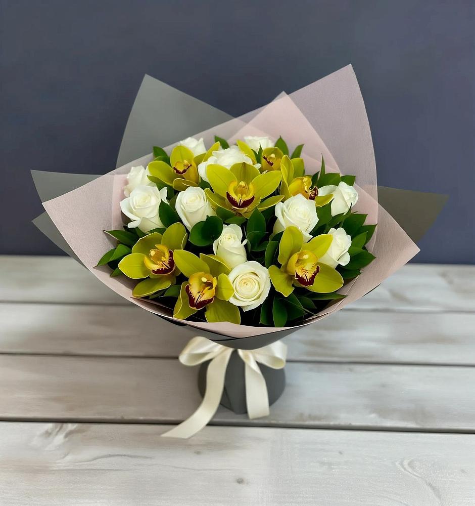 Букет цветов из: Орхидеи и Розы в Индустрие