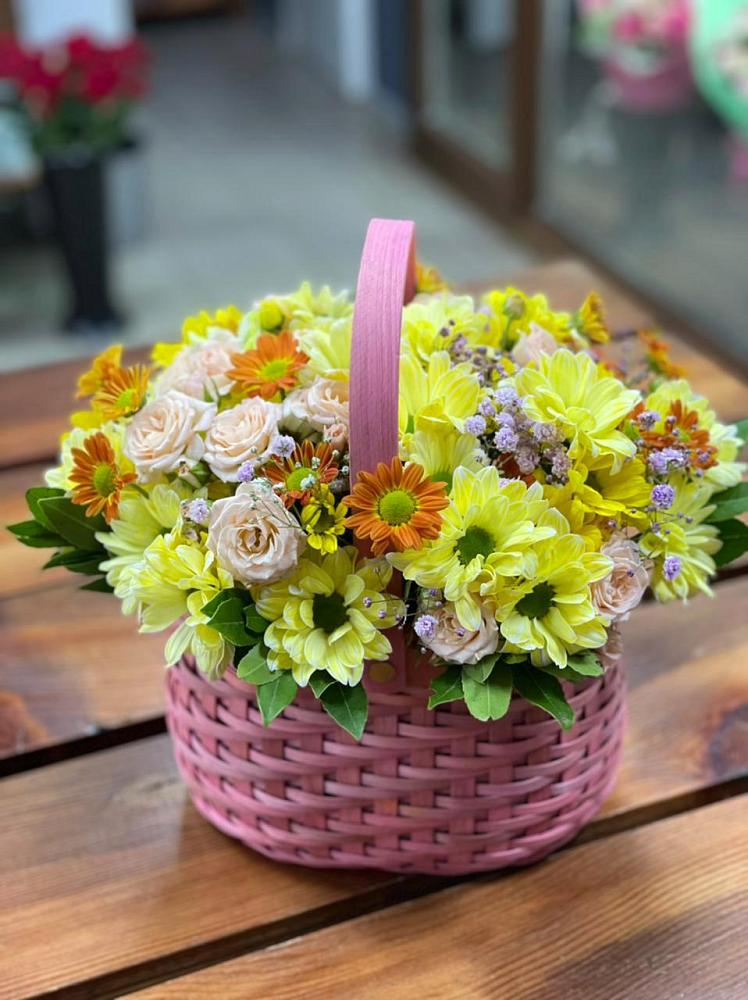Цветочная композиция из Хризантемы и Розы в корзине в Индустрие