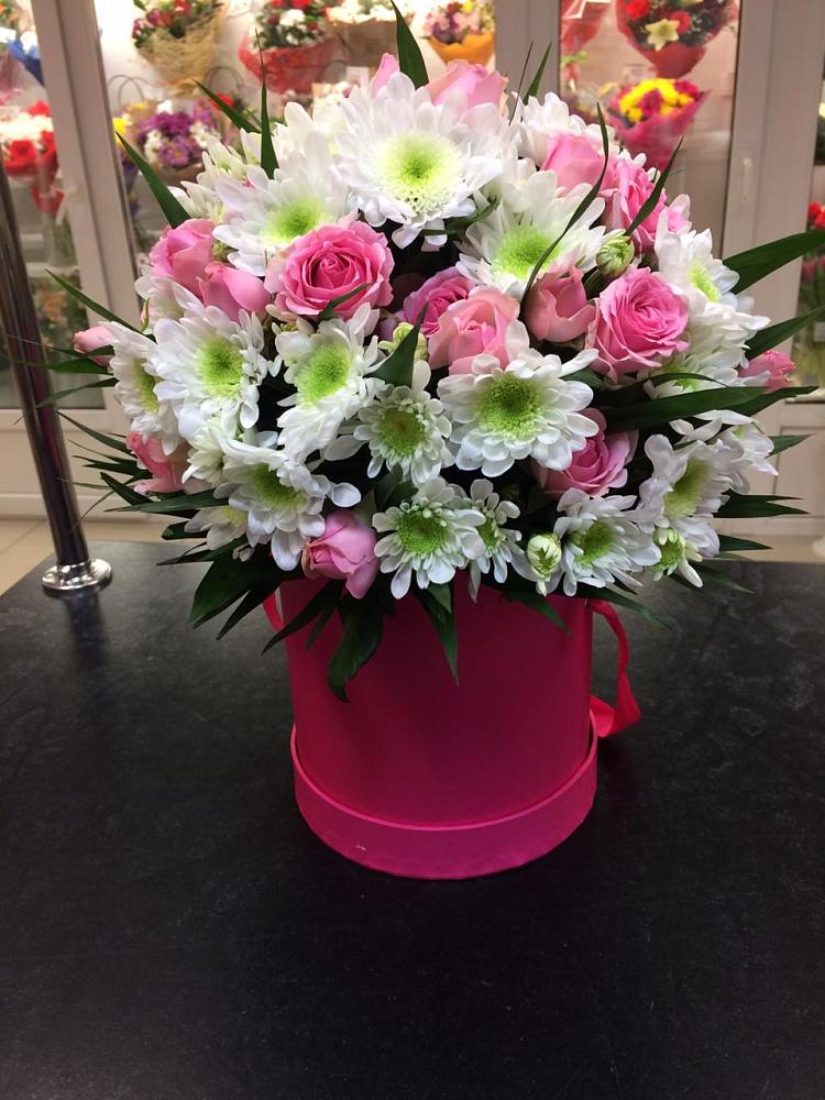 Цветочная композиция из Розы и Хризантемы в шляпной коробке в Индустрие