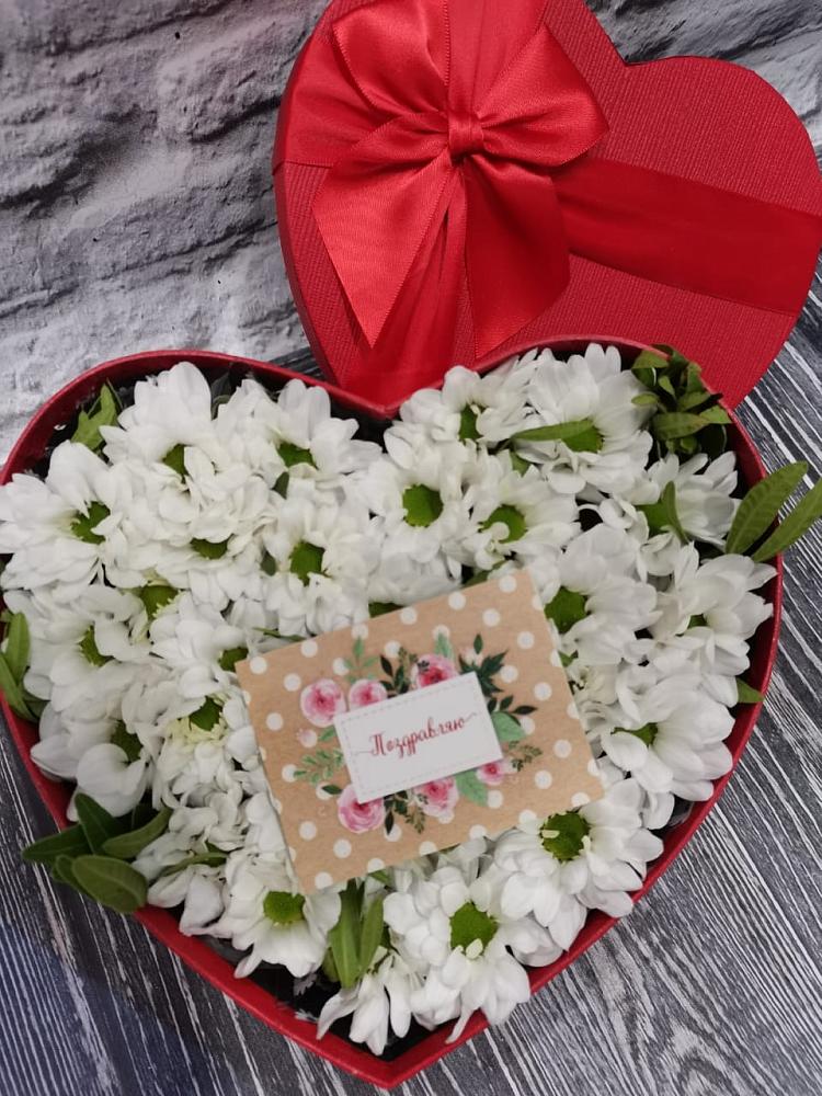 Цветочная композиция из Хризантемы в виде сердца в Индустрие