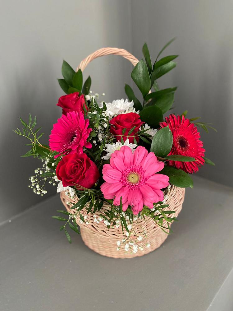 Цветочная композиция из Розы, Хризантемы и Герберы в корзине в Индустрие