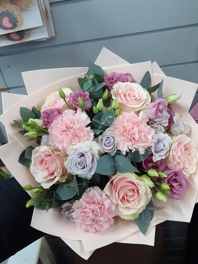 Букет цветов из: Розы, Гвоздики и Лизиантусы в Индустрие