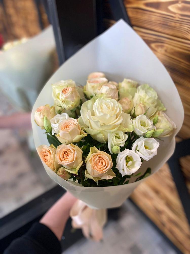 Букет цветов из: Розы и Лизиантусы в Индустрие